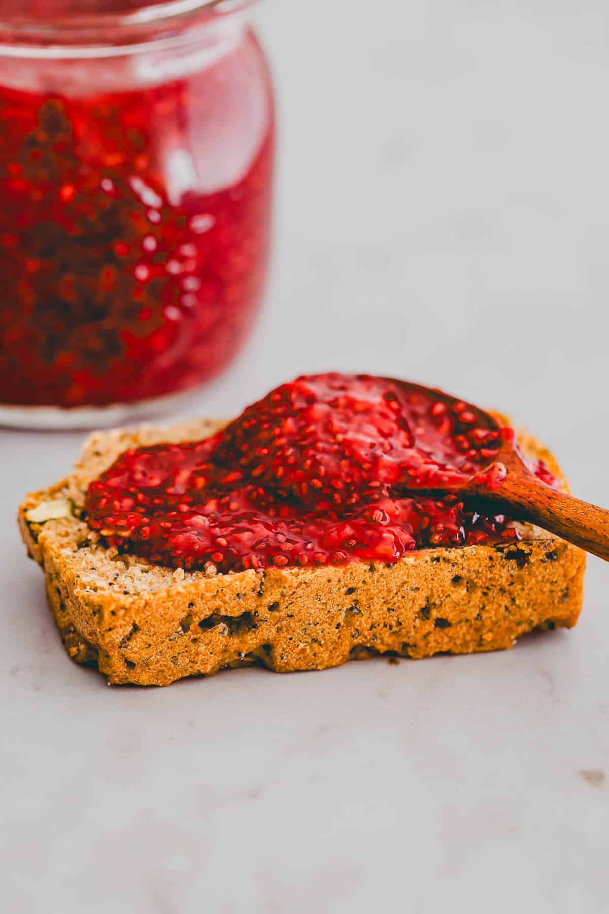 chia marmelade mit himbeeren ohne zucker auf einem brot