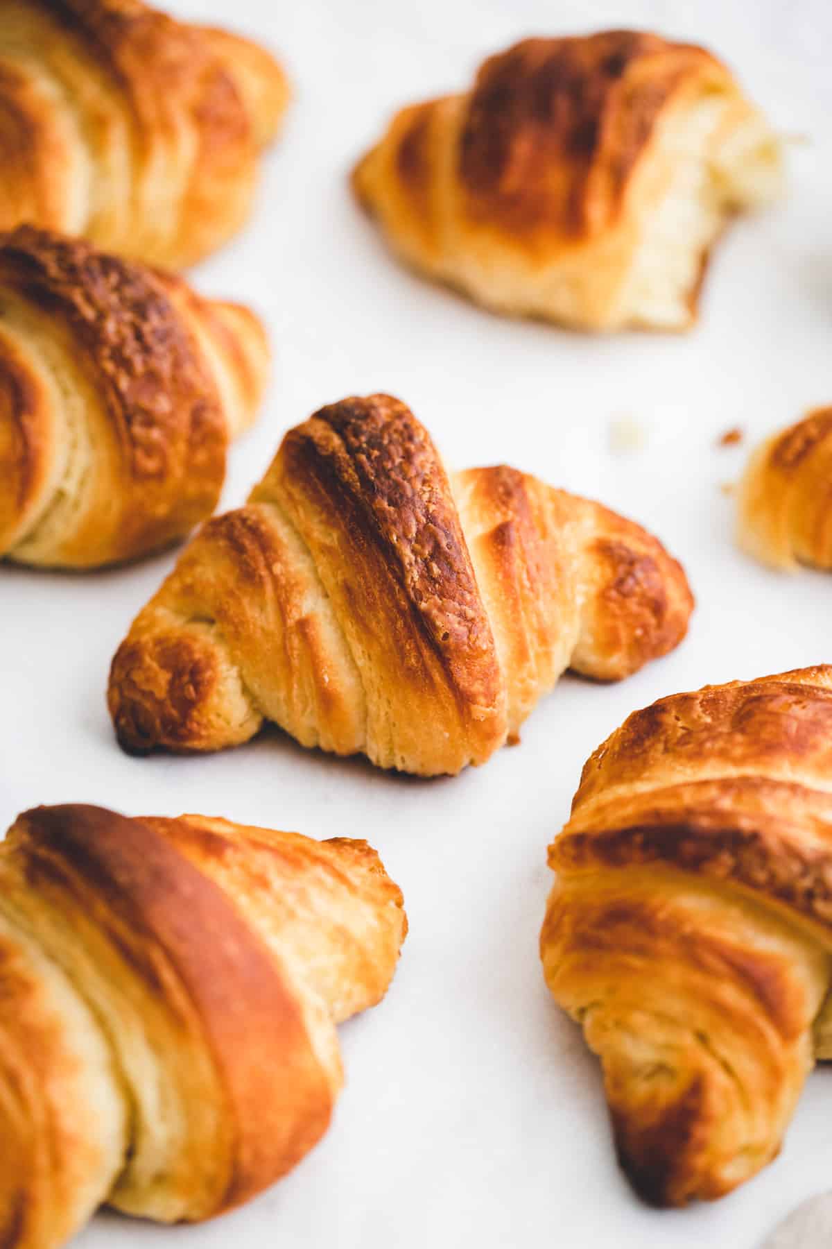 französische croissants auf einer weissen oberfläche