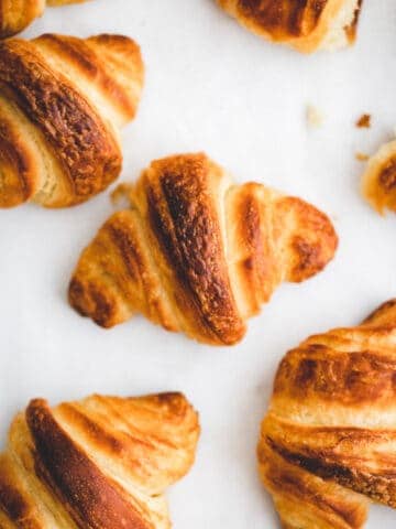 selbstgemachte croissants auf einem weissen tisch