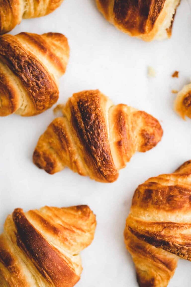 selbstgemachte croissants auf einem weissen tisch