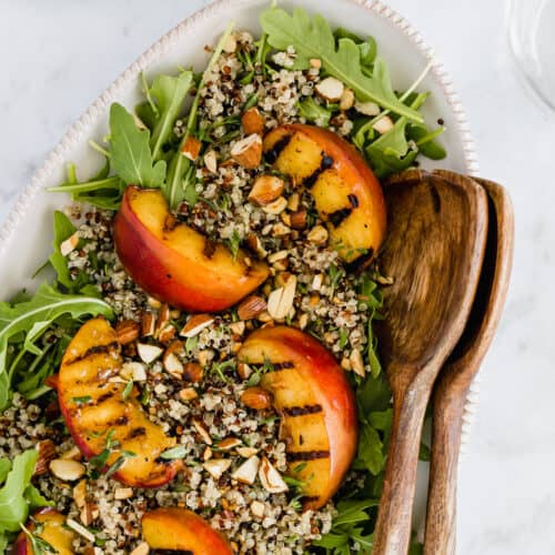Sommersalat mit gegrilltem Pfirsich, Quinoa, und Rucola