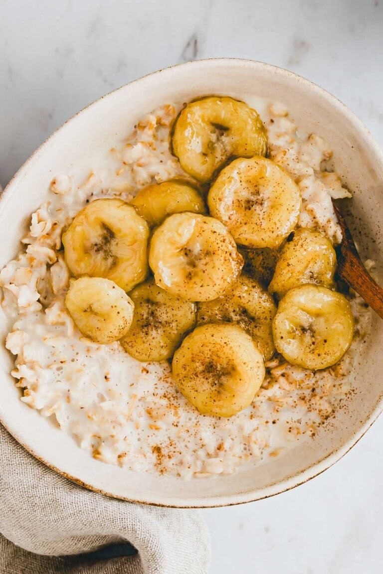 bananen porridge zum frühstück in einer kleinen schale serviert