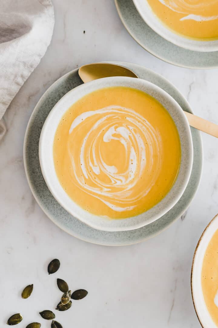 butternut kürbissuppe mit kokosnussmilch dekoriert