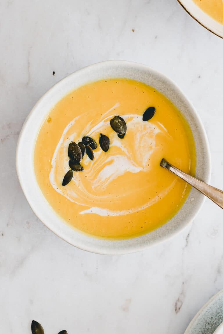 butternut kürbis suppe dekoriert mit kürbiskernen