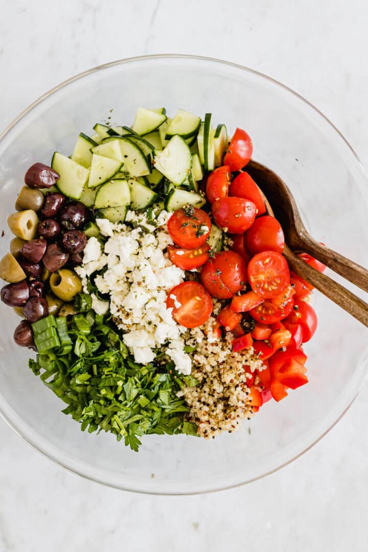 quinoa salat mit feta und gemüse