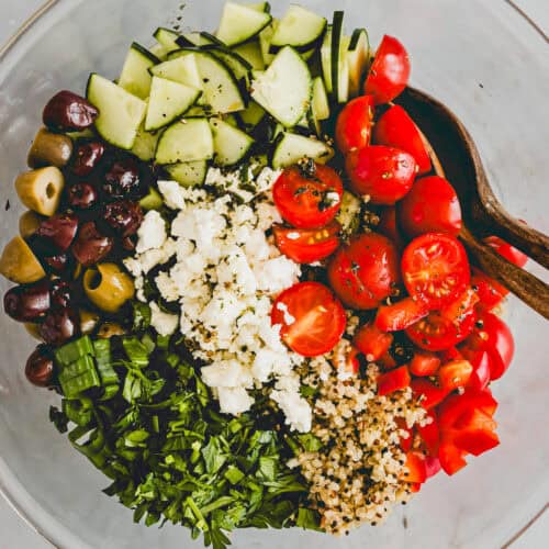 griechischer quinoa salat in einer glasschüssel und von oben fotografiert