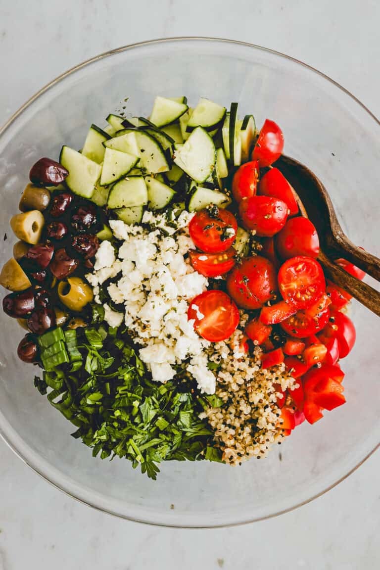 griechischer quinoa salat in einer glasschüssel und von oben fotografiert