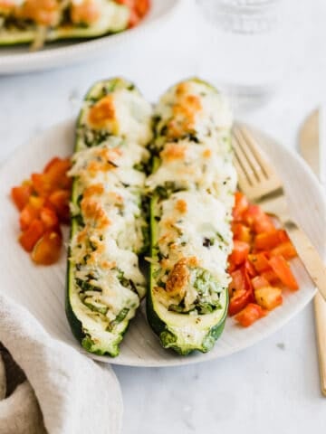 vegetarisch gefüllte zucchini auf einem teller