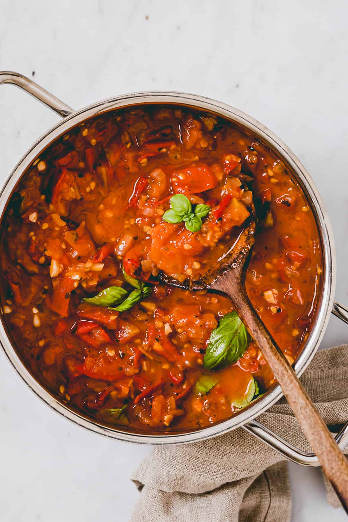 eingektochte tomatensugo in einem topf