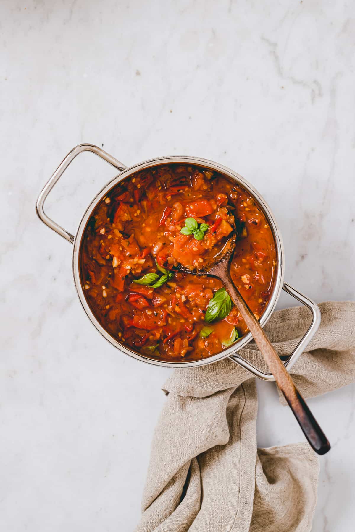 tomatensugo in einem topf