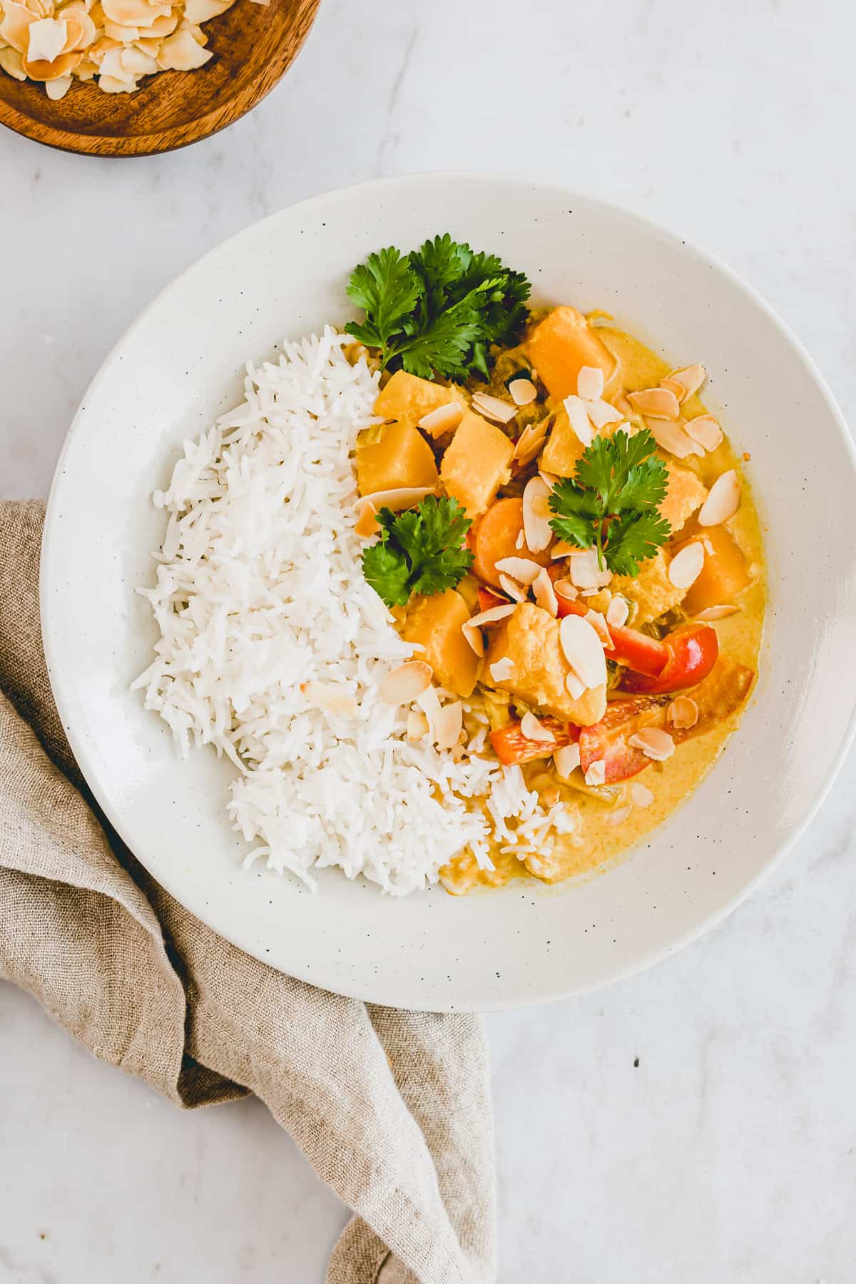 kürbis curry mit kokosmilch und gemüse in einem teller