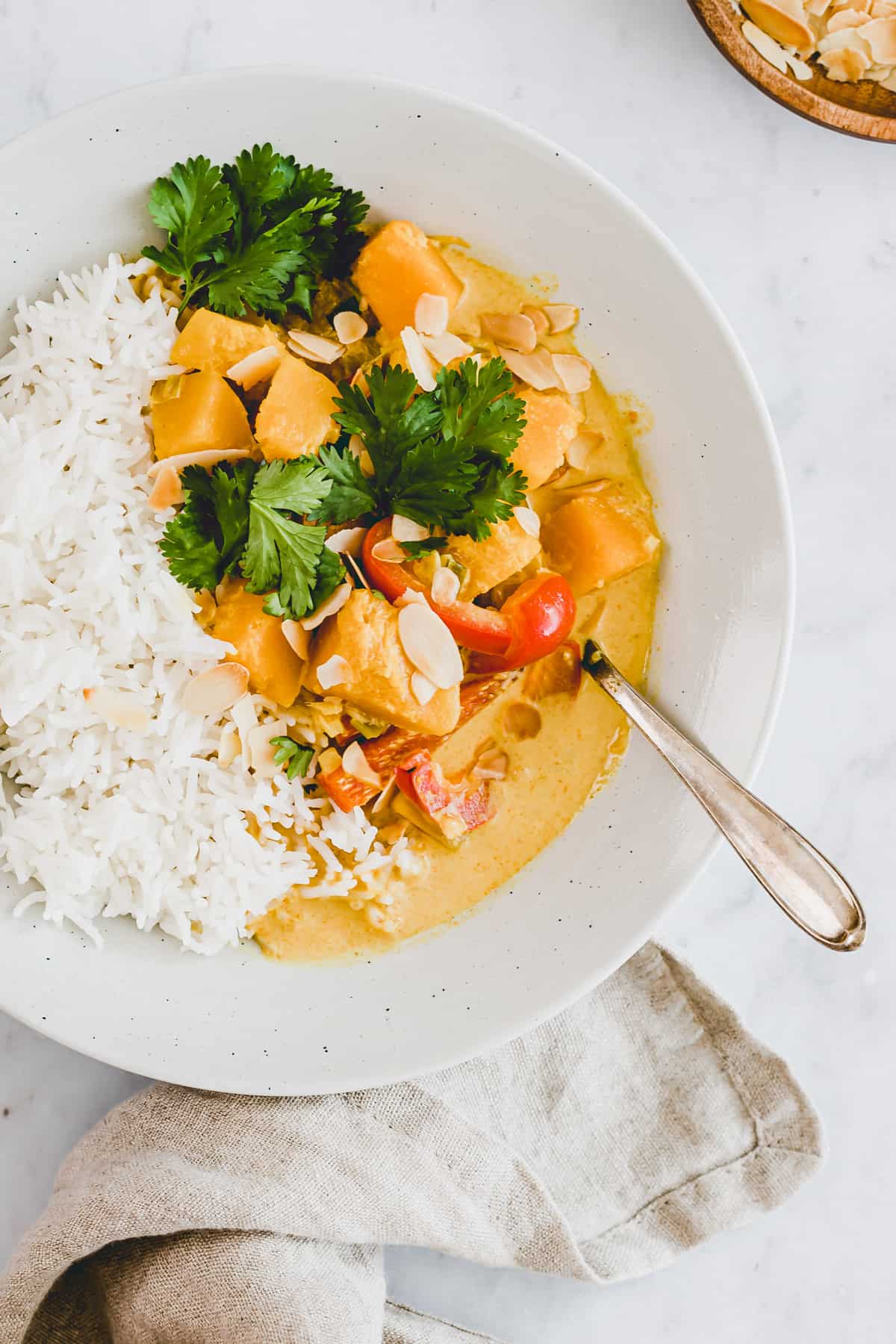 butternut curry in einem teller mit basmati reis