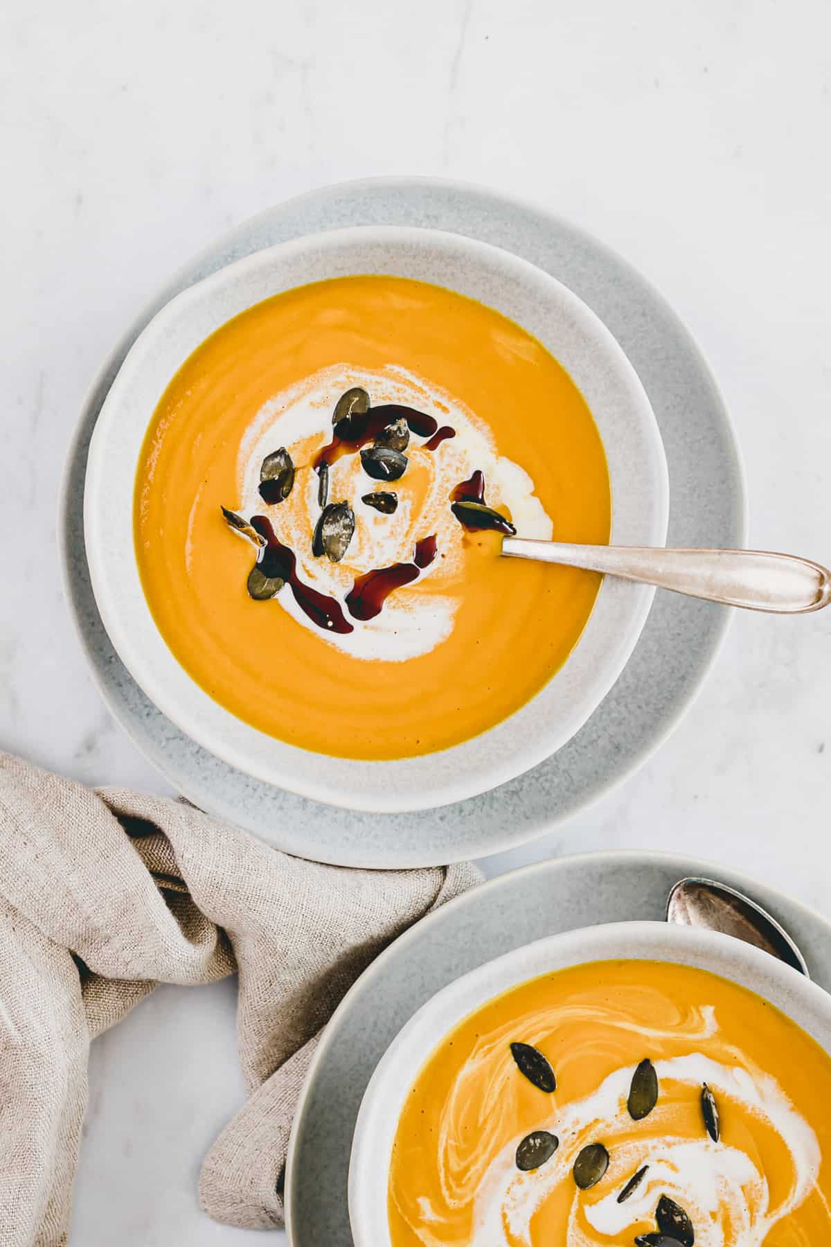 kürbis ingwer suppe mit kokosmilch, kürbiskernen, und kürbiskernöl dekoriert