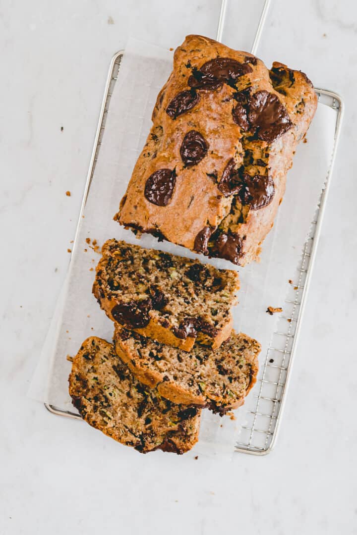 zucchini kuchen mit schoko auf einem gitter