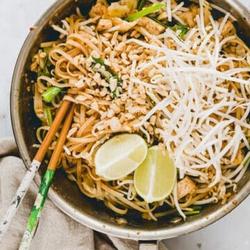 vegetarisches pad thai in einer pfanne mit stäbchen