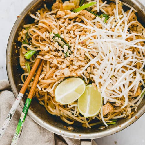 vegetarisches pad thai in einer pfanne mit stäbchen