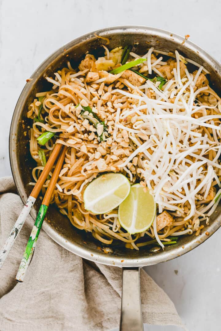 vegetarisches pad thai in einer pfanne mit stäbchen