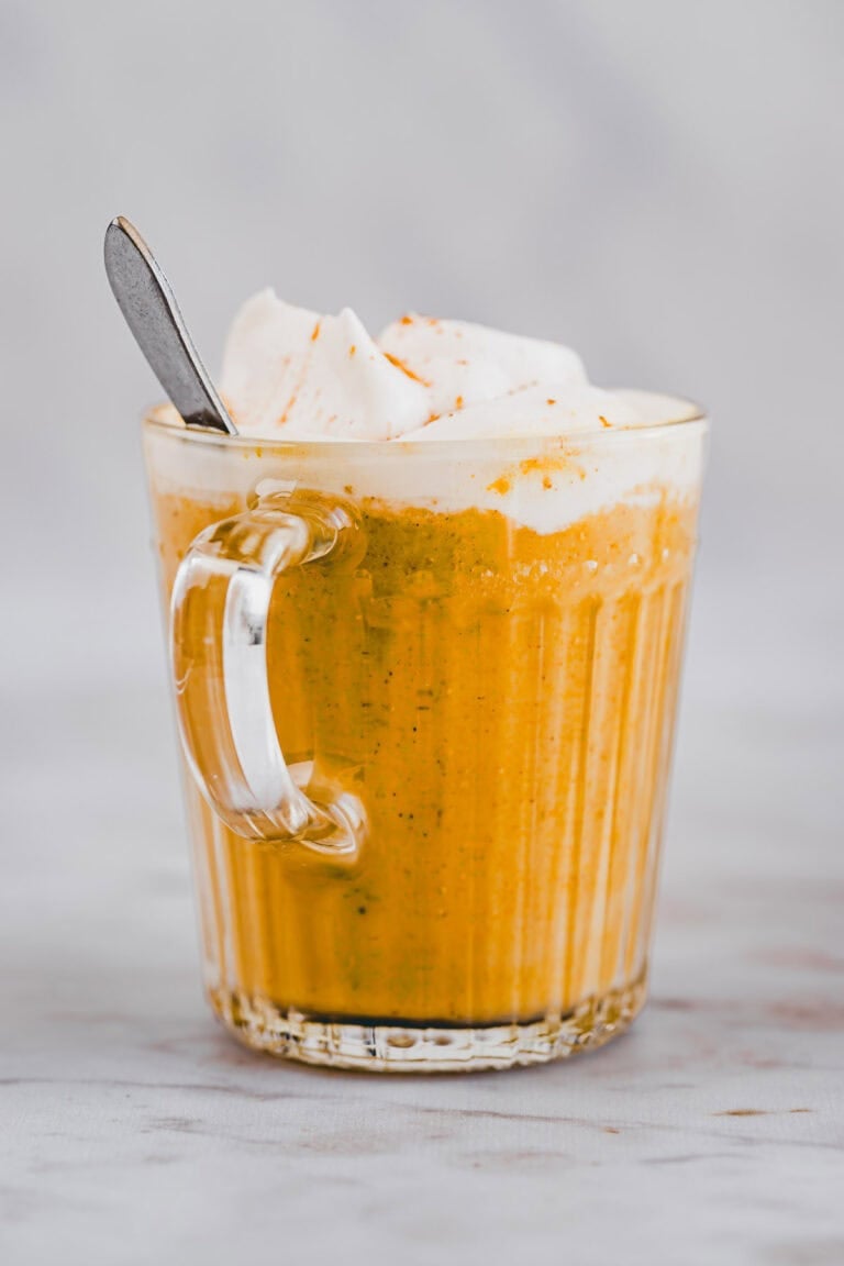 pumpkin spice latte in einer teetasse
