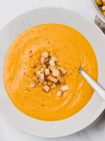 süsskartoffelsuppe mit apfel zimt topping