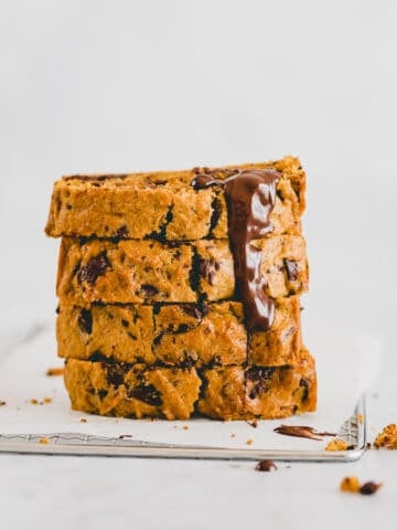 geschnittene scheiben kürbiskuchen mit schokolade aufeinander gestapelt