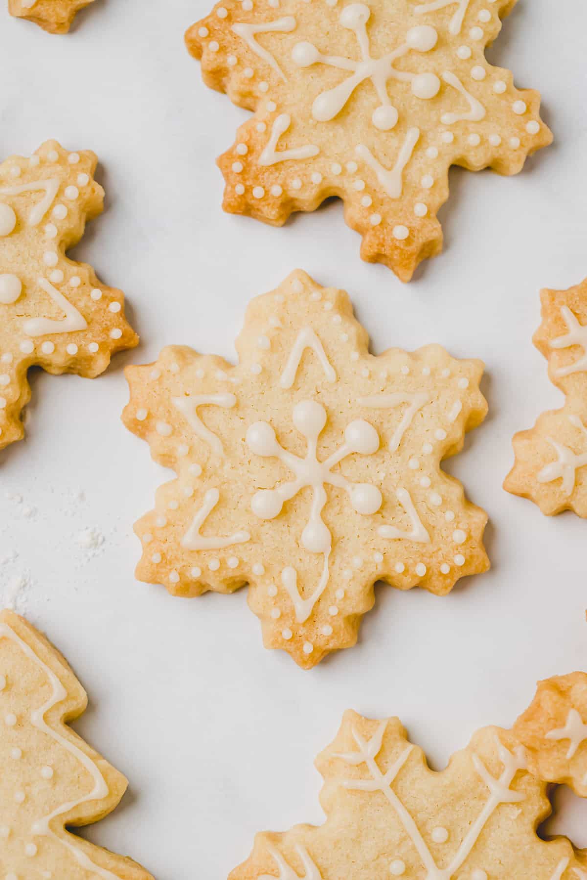 mit puderzuckerglasur verzierte butterplätzchen