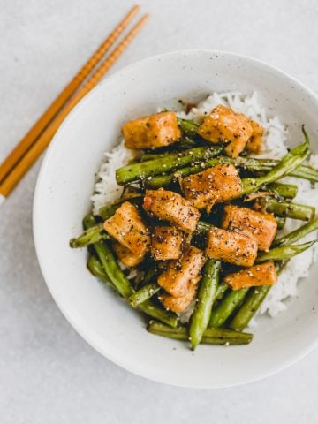 Asiatisch gebratener Tofu mit grünen Bohnen auf Reis