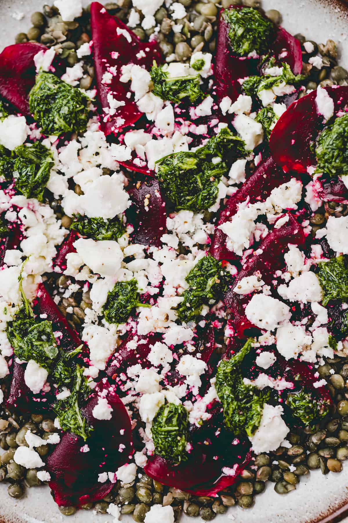 nahmaufnahme von linsensalat mit feta und roter bete