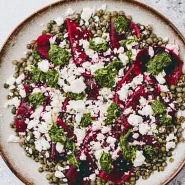 lauwarmer Linsensalat mit Feta und roter Bete auf einem teller