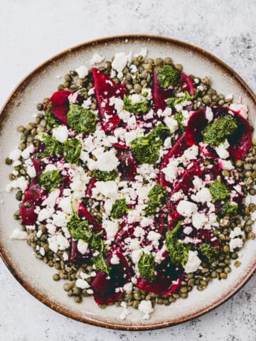 lauwarmer Linsensalat mit Feta und roter Bete auf einem teller