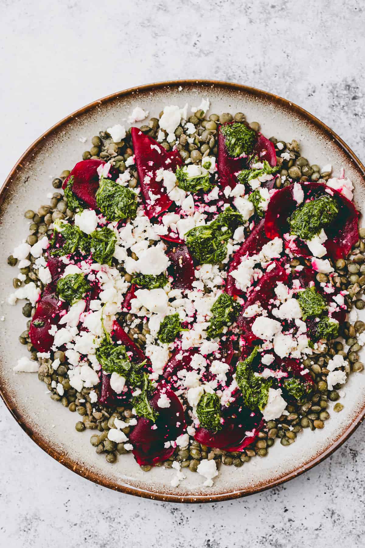 lauwarmer Linsensalat mit Feta und roter Bete auf einem teller