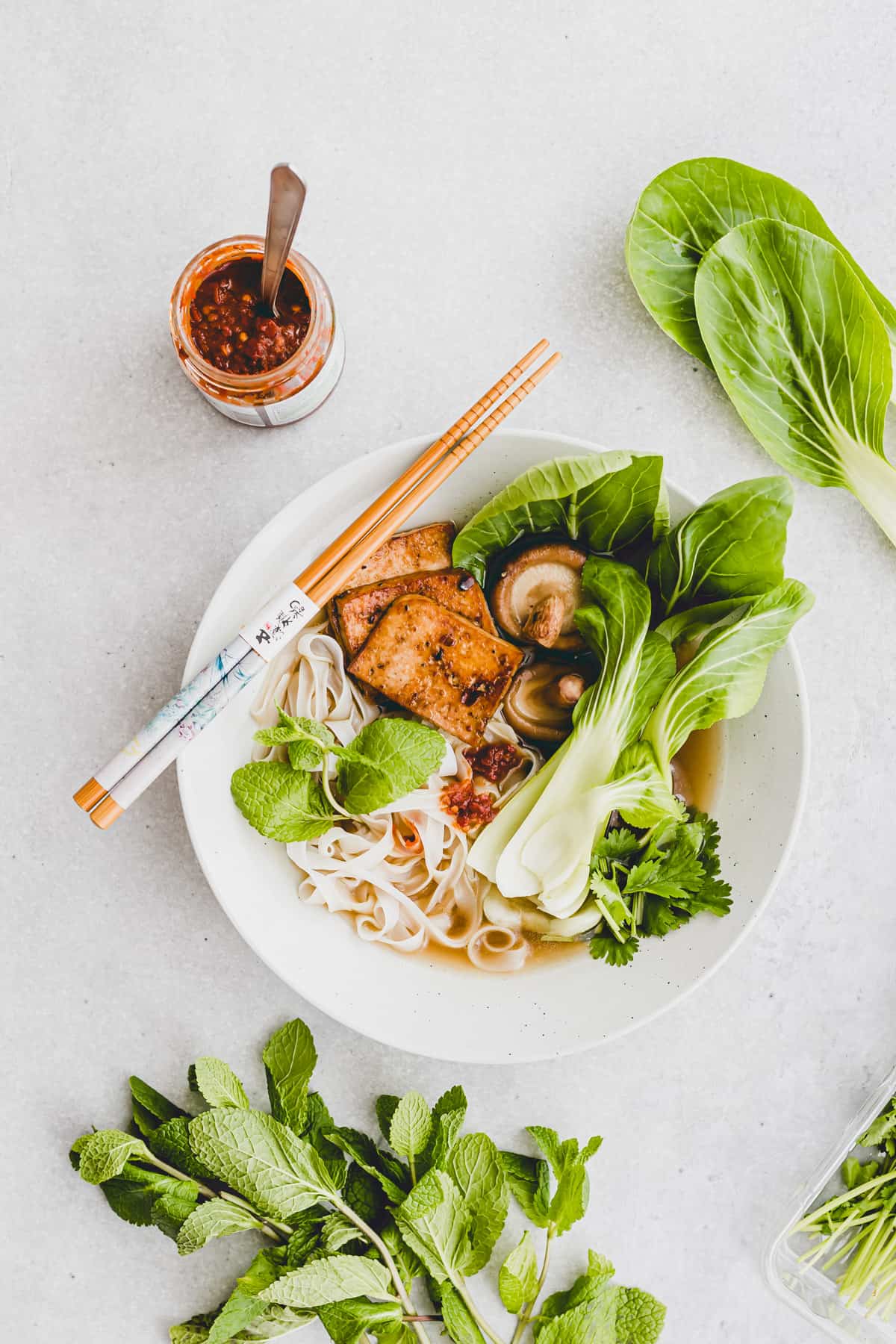 vietnamesische suppe mit reisnudeln