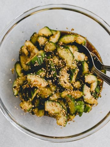 asiatischer gurkensalat mit sesamöl in einer glasschüssel