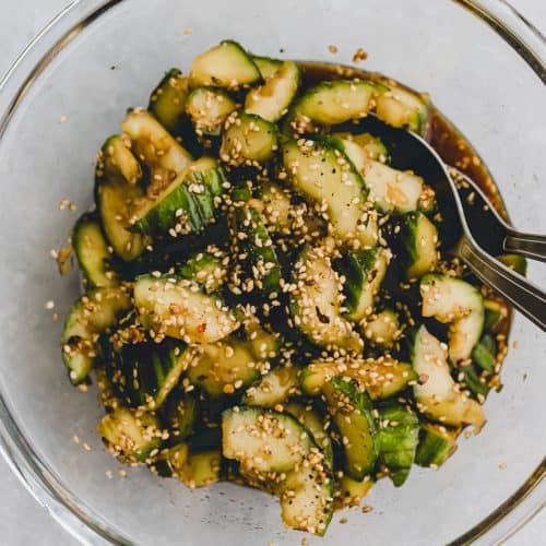 asiatischer gurkensalat mit sesamöl in einer glasschüssel