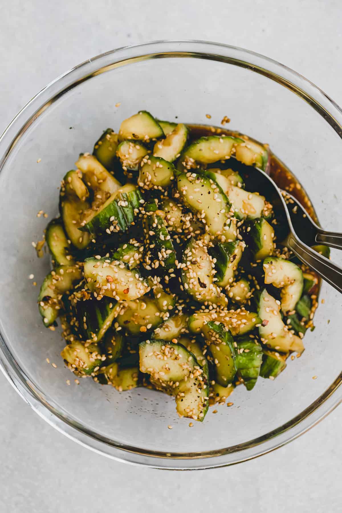 asiatischer gurkensalat mit sesamöl in einer glasschüssel