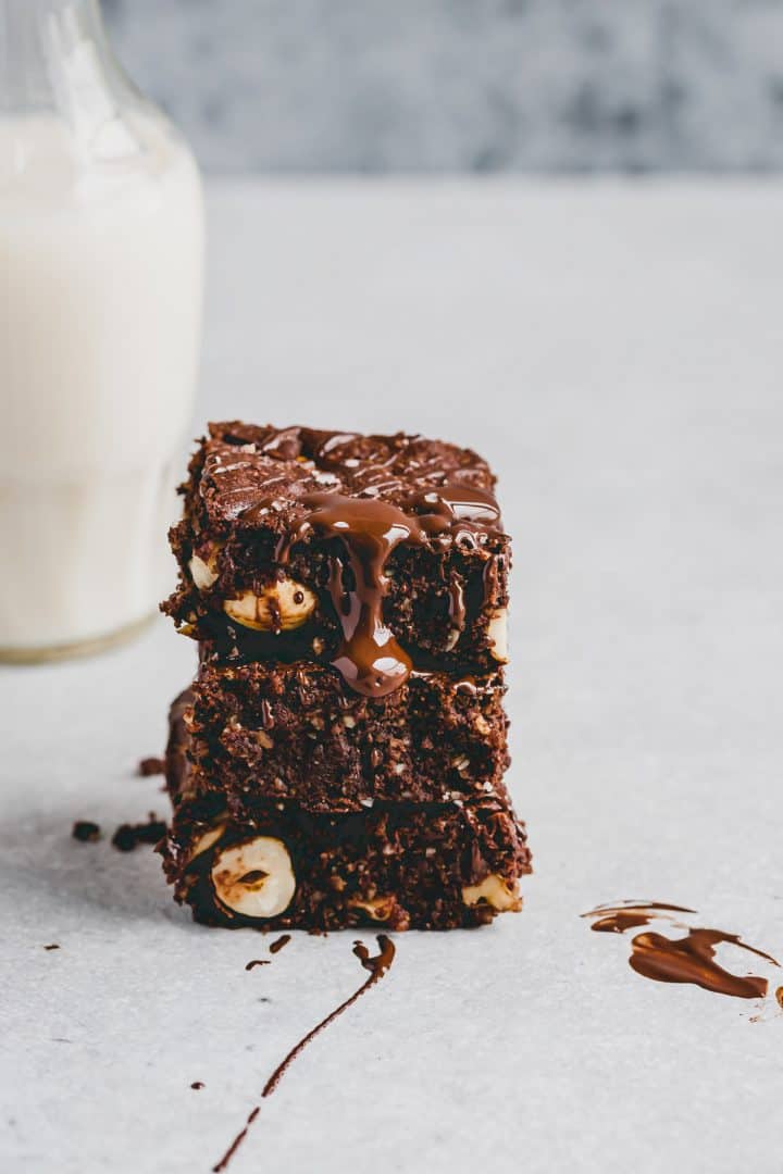 gesunde brownies neben einer glasflasche hafermilch