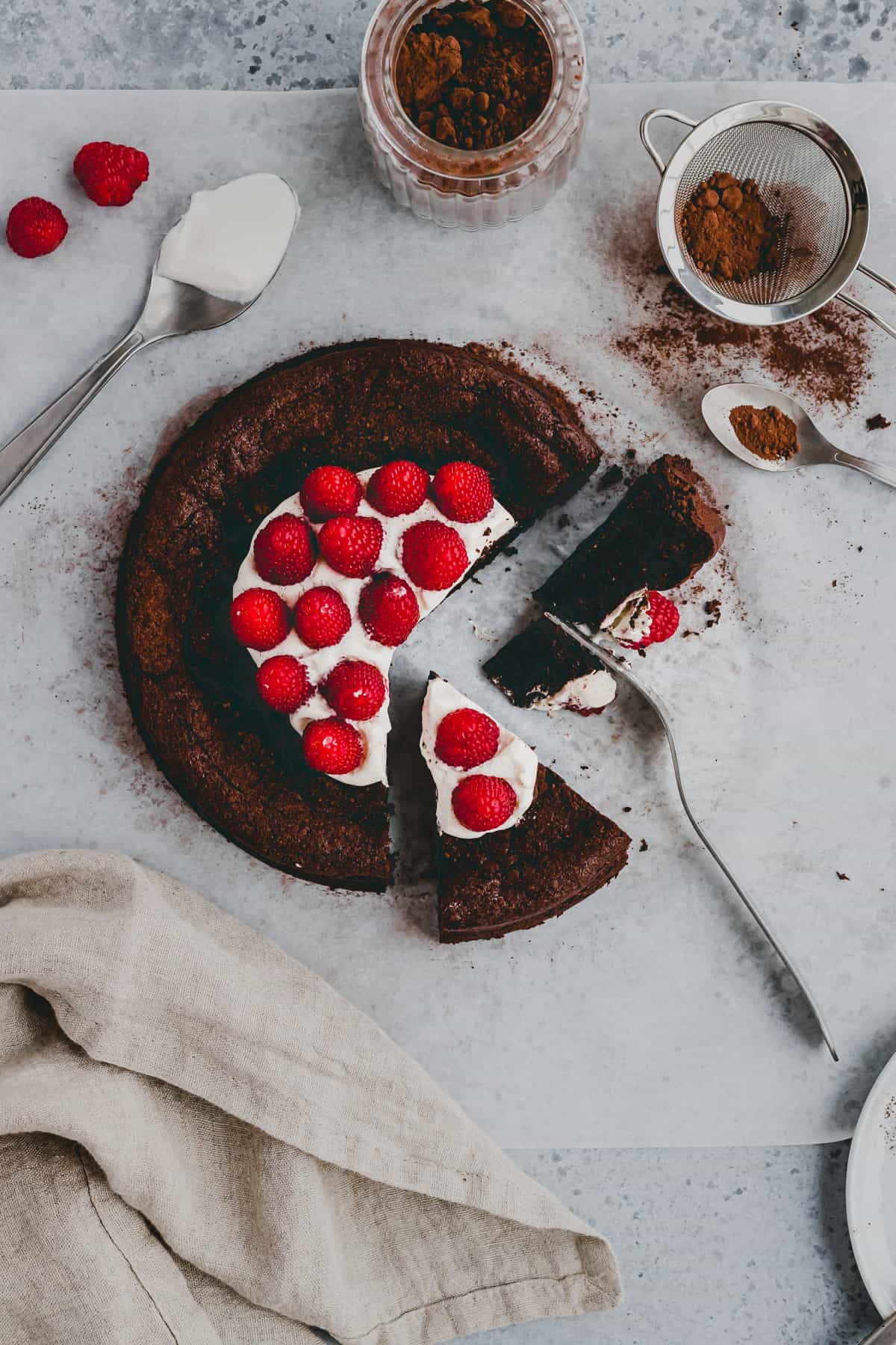 ein stück saftiger schokokuchen ohne mehl