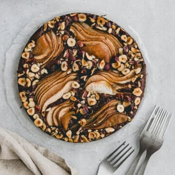 schokokuchen mit birnen und olivenöl neben einer tasse tee