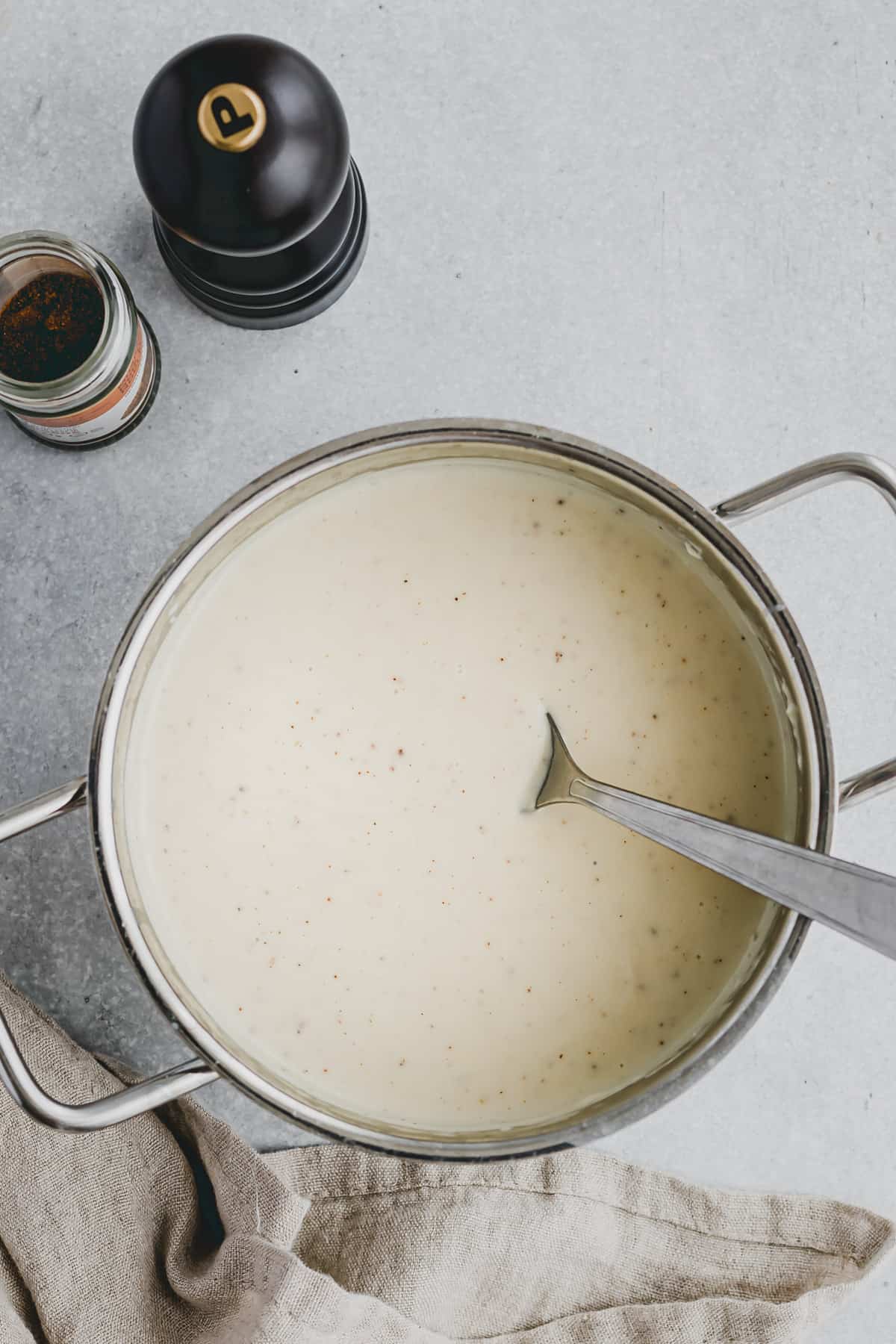 vegane bechamel sauce in einem topf