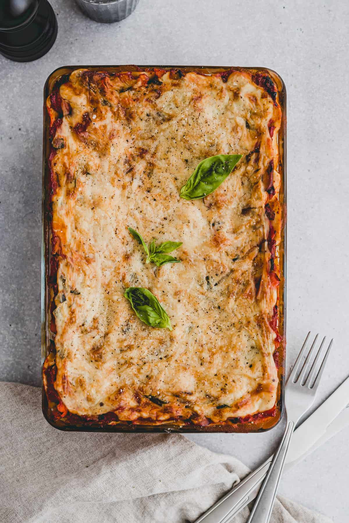 vegetarische lasagne mit basilikum in einer auflaufform