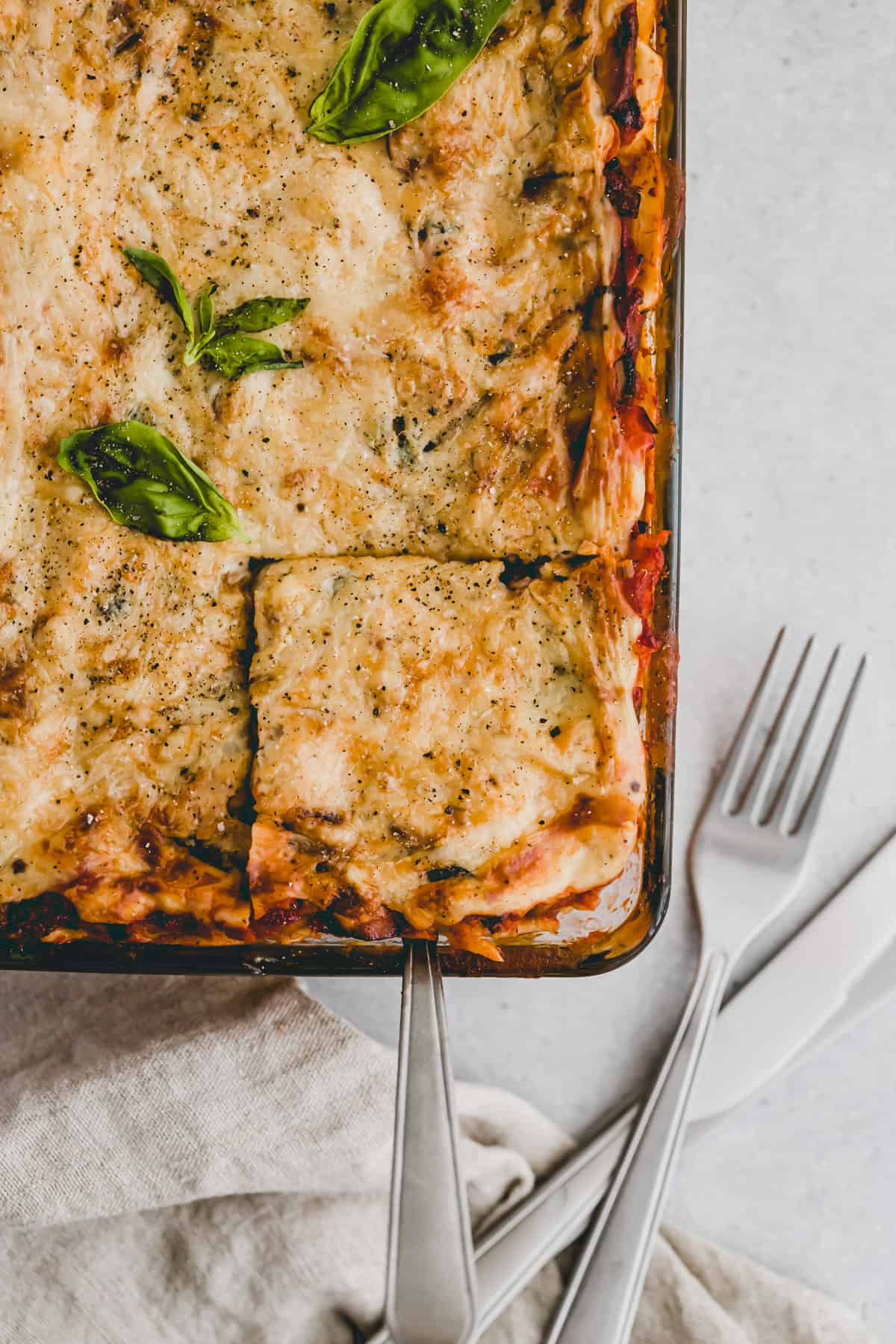 angeschnittene gemüselasagne mit veganer bechamelsauce