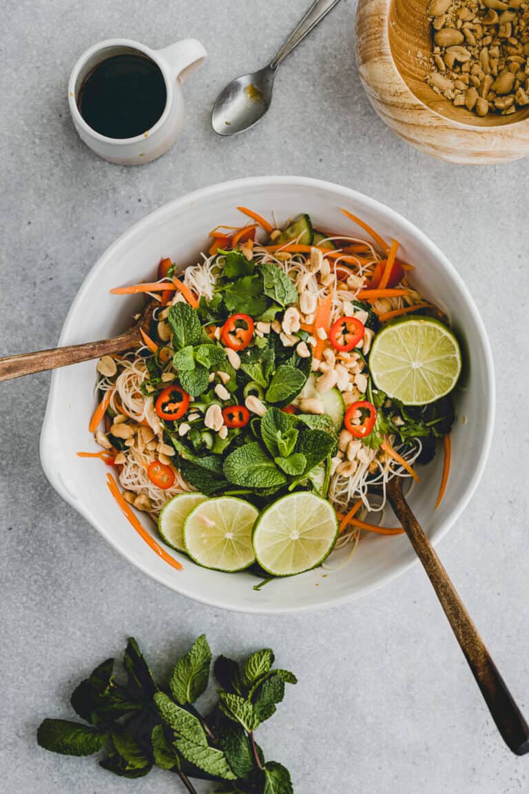 vietnamesischer salat mit gemüse und reisnudeln