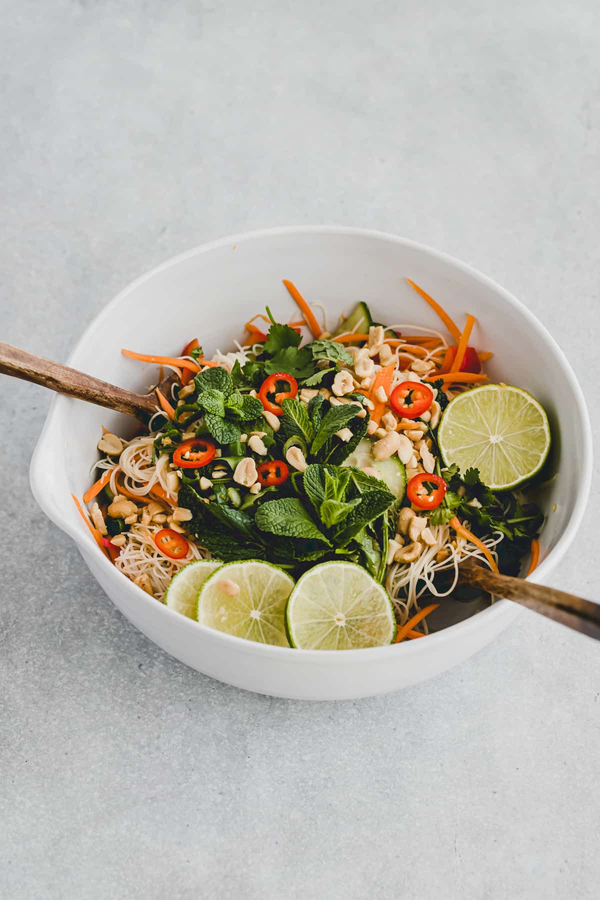 veganer asiatischer nudelsalat in einer schüssel