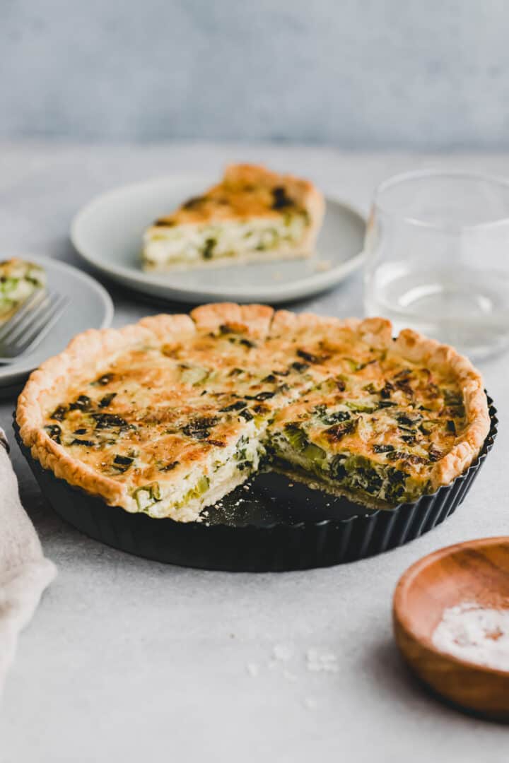 angeschnittene quiche lorraine vegetarisch mit lauch und käse