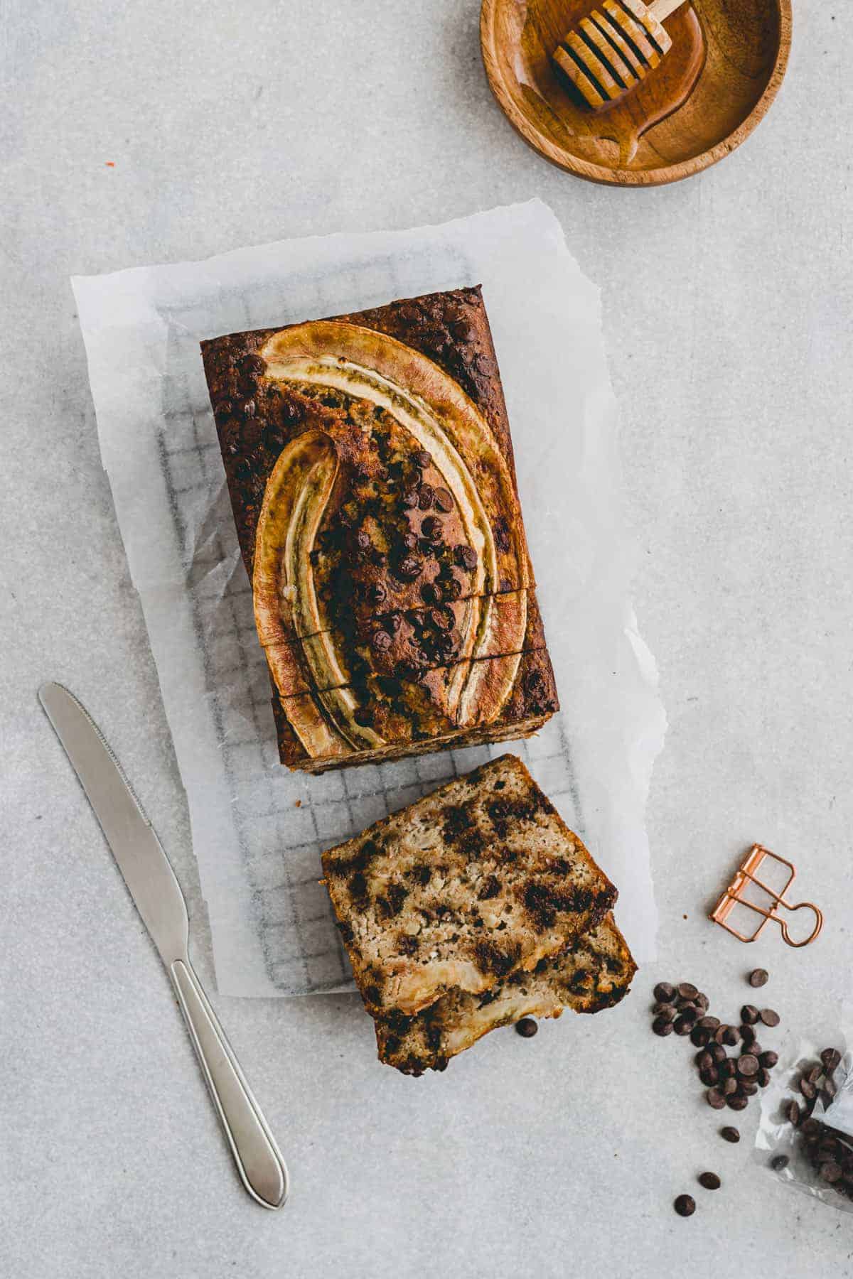 paleo bananenbrot mit schokolade auf einem gitter