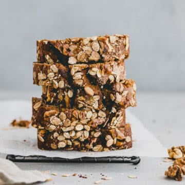 geschnittenes glutenfreies bananenbrot mit walnüssen geschichtet