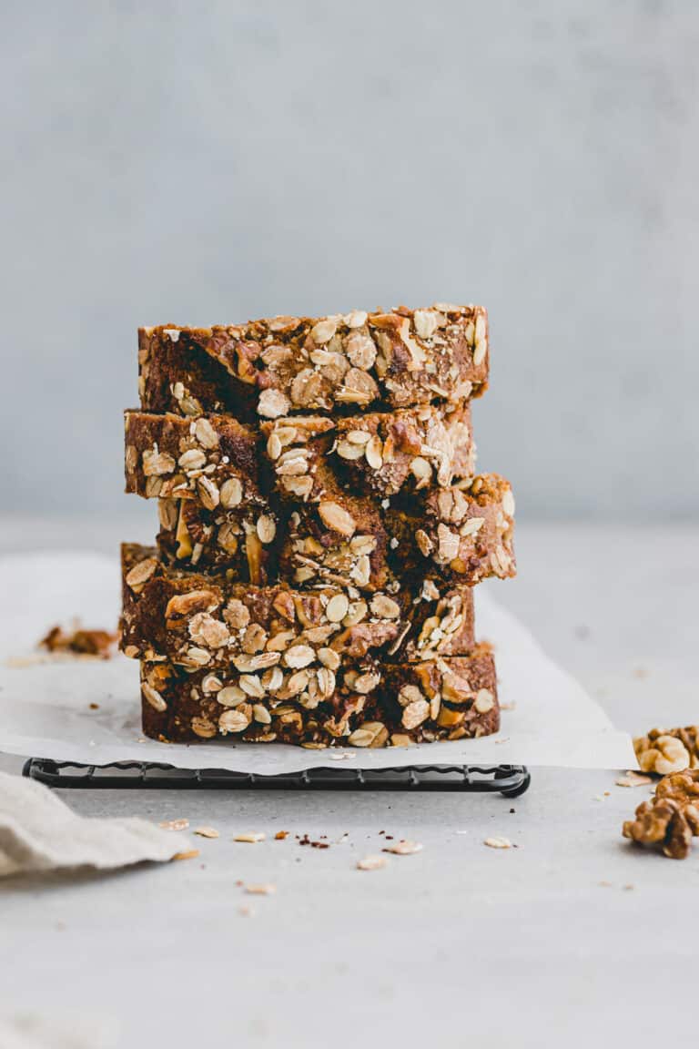 geschnittenes glutenfreies bananenbrot mit walnüssen geschichtet