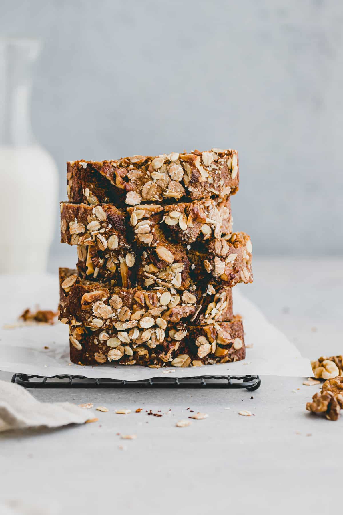 geschnittenes bananenbrot mit walnuss und haferkruste aufeinandergesapelt