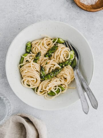 grüner spargel carbonara in einem teller