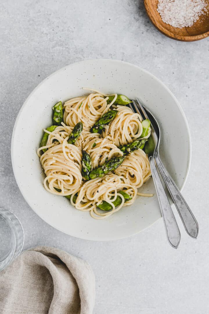 grüner spargel carbonara in einem teller