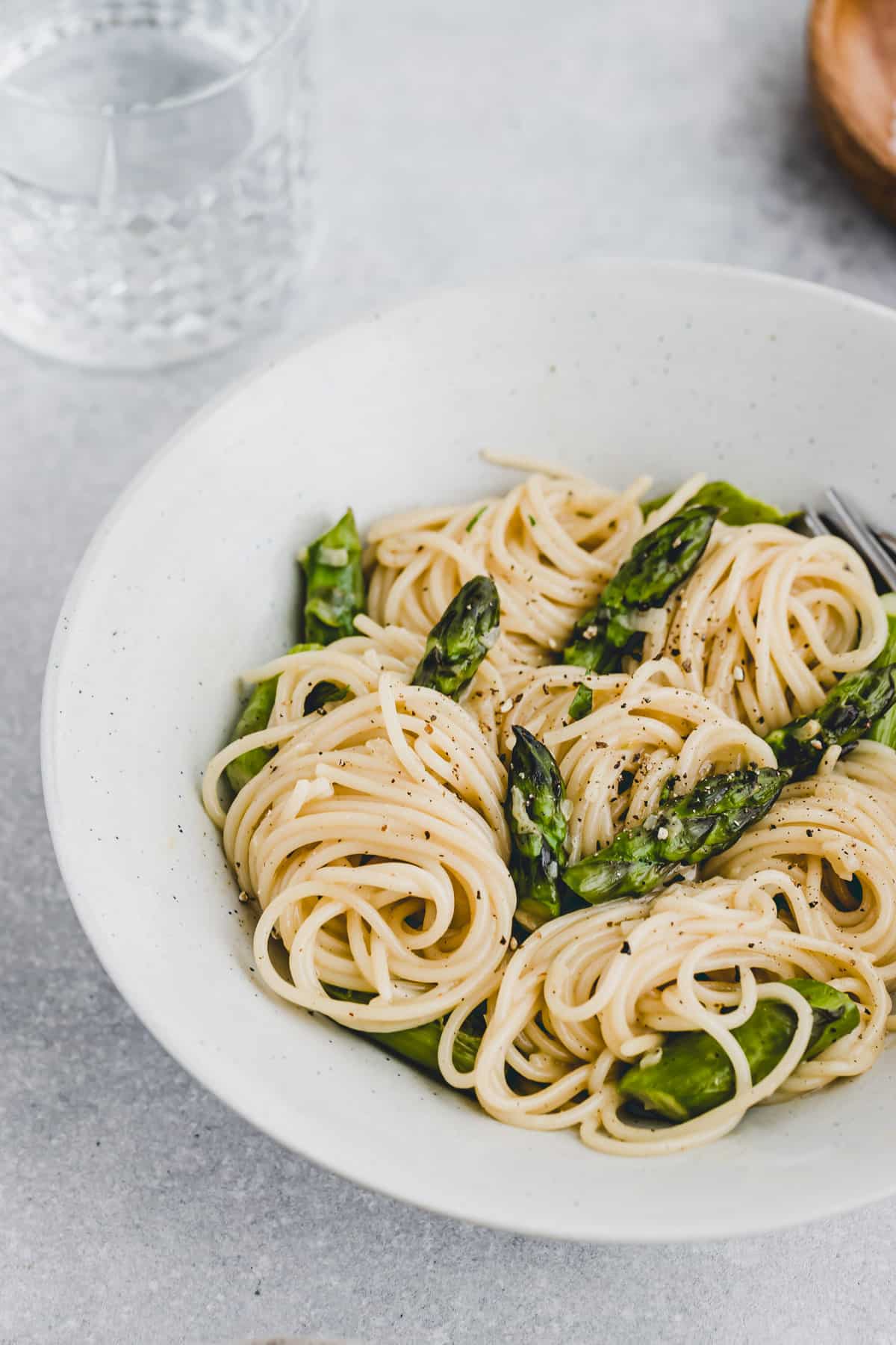 grüner spargel mit pasta und carbonara sauce